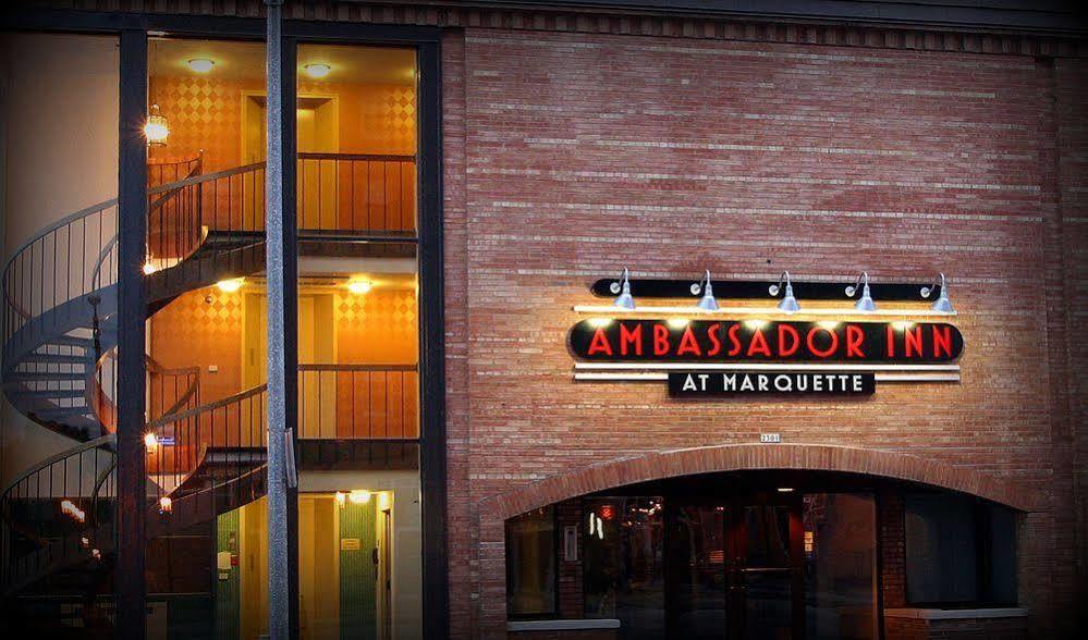 Отель Ramada By Wyndham Милуоки Экстерьер фото